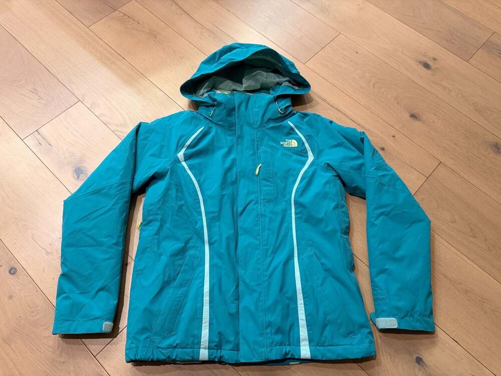 The North Face Women's HyVent Deuces Triclimate 3-in-1 Ski Jacket with Quilted L